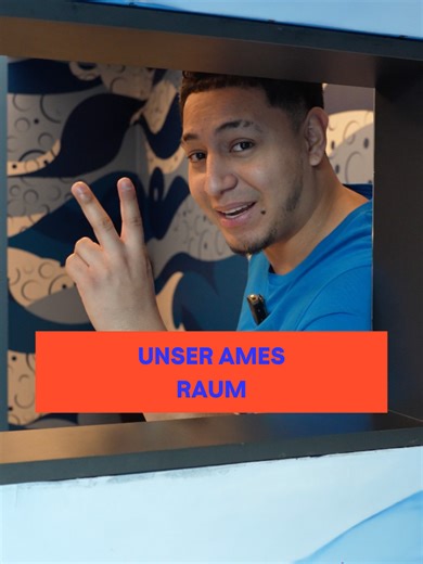 So funktioniert unser Ames Raum 👀 Was hier unmöglich aussieht, ist eine optische Illusion. Durch eine clever gebaute Perspektive wirkst du plötzlich riesig oder winzig klein. Dein Gehirn glaubt, was es sieht, auch wenn es eigentlich nicht stimmen kann. 🤯 Du kannst dich frei bewegen, Fotos machen und selbst erleben, wie leicht sich unsere Wahrnehmung täuschen lässt. Speicher dir das Video ab und folge uns für mehr Illusionen! #hamburg #hamburgcity