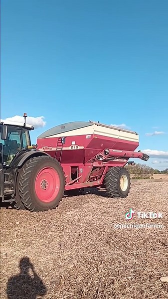 Some clips from the last few days, I have been dealing with some personal issues and haven't been able to upload, should be back to daily uploads! We are almost done with bean harvest and will be switching to corn in the next couple of days, the electrical work on the dryer was finished just in time! #farmtok #Farm #international #JohnDeere #fendt