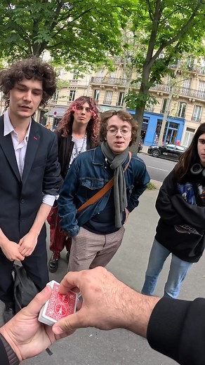 384K views · 6.4K reactions | Tour de magie à Paris : les cartes changent de couleur en un claquement de doigts… #pov #lemagicienpov #jeremymarouani #tourdemagie #divertissement #magie | Jeremy Marouani | Facebook