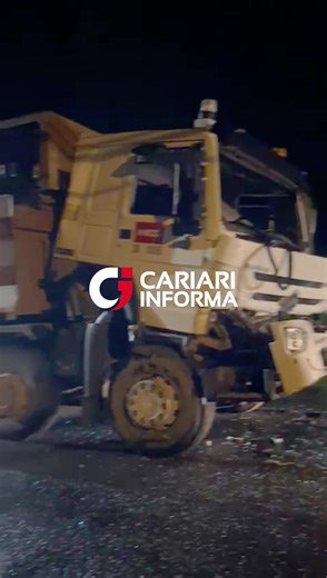 Un video muestra el momento en que un tráiler estuvo a punto de colisionar contra una vagoneta que había quedado en la vía luego de un accidente ocurrido horas antes. Según denunció un ciudadano, el vehículo fue dejado en el lugar sin luces ni ningún tipo de señalización, poniendo en riesgo a los demás conductores que transitaban por la zona. El hecho ocurrió en la entrada a Perdiz, en Cariari de Pococí, Limón, donde el tráiler pasó a escasos metros de la vagoneta, evitando por poco una tragedia