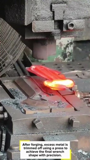 How Extra Metal Is Trimmed from Wrenches – Precision Forging Process ⚙️🔥