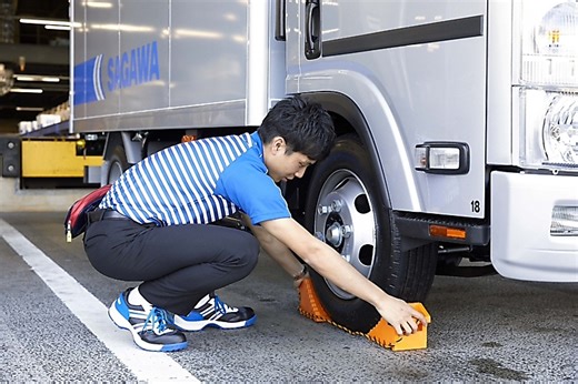 なぜそこまで？　ヤマト運輸や佐川急便のドライバーが平らな道でもタイヤに「輪留め」をする深い理由（なるほど！　2024年7月26日掲載）｜信濃毎日新聞デジタル　信州・長野県のニュースサイト