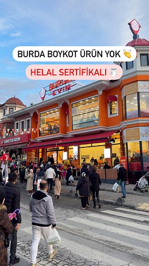 Zeynep özsoy on Instagram: "Boykot ürün kullanmayan helal sertifikalı bir burgerci keşfettik 👏👏👏 İşletmeyi tebrik ediyoruz👏hem ürünleri uygun hemde gayet lezzetli 😋 #reklam Tüm ürünler de aynı zamanda yerli ve milli 🇹🇷 Çevredeki esnaf ve öğrencilere indirimli kartları da var Yemek sonrası çay yasa kahve ikram . Her müşteriye Antep fıstığı ikramları da var 👏 Hafta sonu hava güzel olunca çocuklar için etkinlikleri de olacak . Şu an İstanbul’da 2 tane şubeleri var . 📌Biri Üsküdar Marmaray 