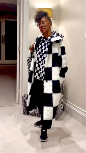 3 comments | How to style checks-check-on-check ⬛️⬜️⬛️ The key is to vary the size of the checks and keep the whole outfit tonal in colour. #blackandwhite #blackandwhitechecks #howtowear #blackandwhitecombination #monochromeoutfit #styleinspiration #loveblackandwhite#casualoutfit #Surrey #London #DeborahDedewoStyle | Deborah Dedewo Style | Facebook