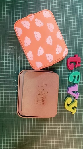 ¿Te imaginas hacer esta cartera tan preciosa con tus propias manos? Con el set Termoformas TEVY, ¡sí se puede! Viene con una termoforma y regleta listas para armar y lograr un acabado profesional, sin complicaciones. Y como regalo especia❤️: Te llevas acceso exclusivo a mi video tutorial paso a paso para aprender a forrarla con tela y dejarla ¡divina! Olvídate de medir y recortar. Con este set, todo encaja perfecto, directo al resultado. ¿Qué esperas para tener tu set? Pedidos al 65254858 Hecho 