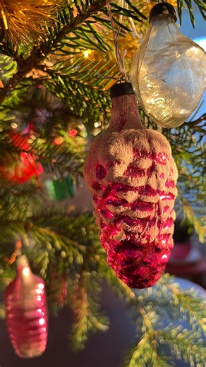 Rima Judickaitė ▪️Virtuali asistentė ▪️Verslo administravimas on Instagram: "Atrodo, bėgant metams pradedu tikrai suprasti Kalėdų prasmę. 🎄✨ Gali kilti klausimas: kaip suprasti? Anksčiau vis pasilygindavau su kitais: kas kokių dovanų gavo ar, kokią eglutę pasipuošė, ar pan. Tačiau, bėgant laikui ateina suvokimas, kad, kaip ir sakoma: viskas slypi paprastuose dalykuose. Šventinio stalo ruošimas, eglutės puošimas, kalėdiniai filmai. Nereikia kažko ypatingo, jog būtų gera nuotaika, o kuomet gera n