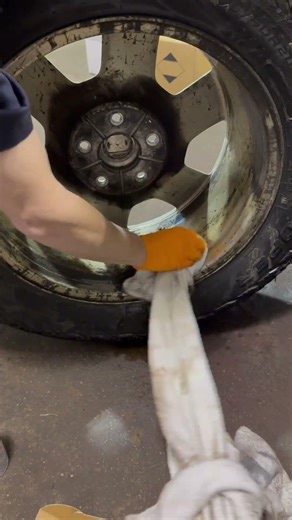 How to clean truck wheels with brake cleaner #mechaniclife #trucks #brakecleaner