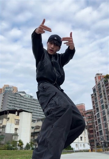 Learn K-Pop Dance with LNGSHOT FaceTime Tutorial