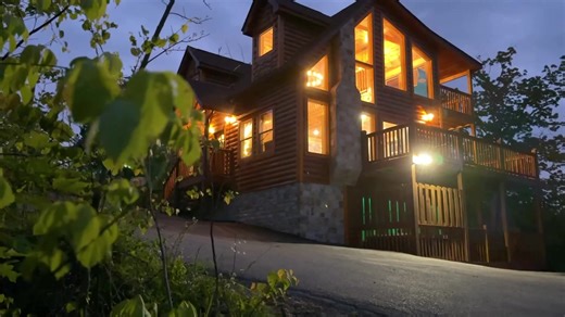 🍂✨ Fall is in the air, and so is the sound of the Dollywood train whistle 🎶🚂 … because this brand-new luxurious cabin is right next door! 🏡🍁 This stunning 3️⃣ bed, 3.5 bath retreat has it all: 🔥 Hot tub overlooking the mountains 🏊‍♂️ Private indoor heated swimming pool 🏔️ Gorgeous Smoky Mountain views all around 🎢 Central location minutes to Dollywood & Pigeon Forge Perfect for cozy fall getaways 🍂🎃—whether it’s sipping cider by the fire, soaking in the hot tub under crisp autumn skie