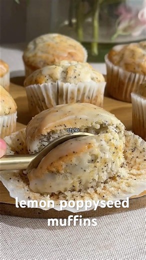 lemon poppyseed muffins 🍋: https://glow-diaries.com/vegan-lemon-poppyseed-muffins/