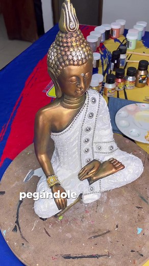 Aprende a Pintar un Buda Dorado con Técnicas Mixtas