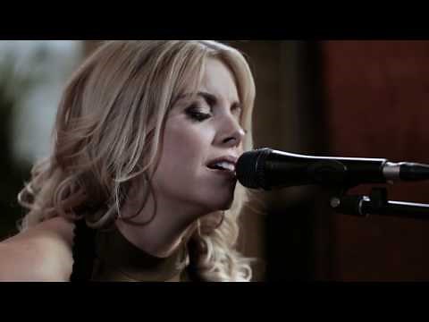 Lindsay Ell – Strawberry Wine (Forever Country Cover Series)