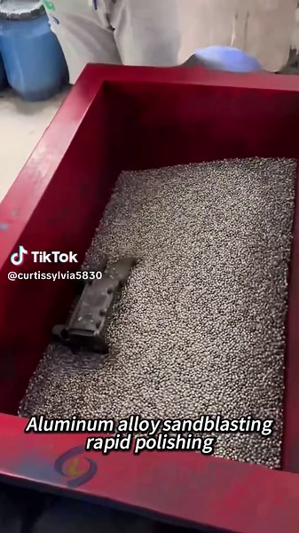 Aluminum alloy sandblasting rapid polishing. #sandblasting #factory#sandblasters #automaticSandblastin