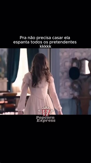 popcorn.express on Instagram: "A POETA REBELDE QUE QUEBRA TODAS AS REGRAS! 📜✨ Dickinson (2019-2021) é uma série ousada da Apple TV+ que reinventa Emily Dickinson (Hailee Steinfeld) como uma jovem rebelde, apaixonada e visionária no século 19! Com linguagem moderna, música pop em bailes vitorianos e visões surreais, ela luta contra expectativas de gênero, família e sociedade enquanto escreve poemas que mudam o mundo — tudo com humor negro, romance queer e convidados como Wiz Khalifa como a Morte