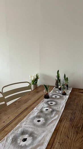 Hej, Tischläufer gefällig? Du benötigst: ✔️ einen Baumwollstoff ✔️ Textilfarbe und Textilspray ✔️ Blumen / Blüte ✔️ Bügeleisen und Schere #wildesdiy #diytutorial #fyp #diy #tischläufer #frühling #spring #deko #interior #réel #tutorial #table #tabledecor #freitag #diykannstduauch #textiledesign #fashion #selfmade #metime #crafts #diytiktok #diyproject #diycraft #diycraft #electronicmusic #fashiontiktok #upcycling #upcyclingfashion