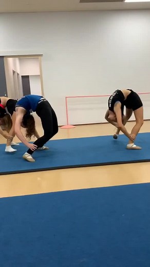 Walk it like I talk it. 🤪 How acrobats walk! TAG the first person u think of! 🤔🤸🏼♂️ #gymshark