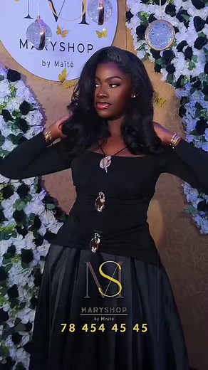 Robe noire élégante corsage moulant à manches longues et encolure carrée. Avec le bas en forme de jupe ample en satin qui tombe avec trois broche dorée soulignant la taille. Le style est chic et festif parfait pour une soirée ou un événement spécial 💃💃💃💃💃💫💫💫✨ #maryshopbymaite #pretaporter