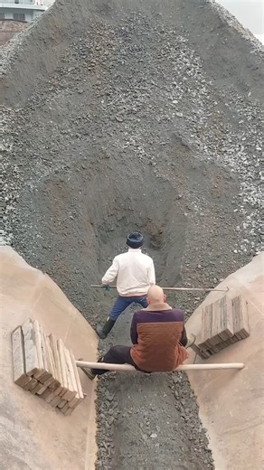 4.7K views · 101 reactions | The process of workers unloading sand and gravel at the dock of the canal #Cargoship #Sand and gravel ship #Sand #Unloading #Loading and unloading ship #Crew #Phosphate rock #Ore #Pebbles | USA Machines Channel | Facebook