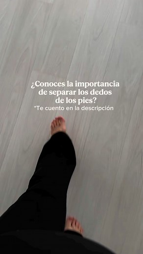 👣 SEPARAR LOS DEDOS DE LOS PIES: MÁS IMPORTANTE DE LO QUE CREES 👇🏻 Empecé a ir a clases de prenatal con @sinapsis y entendí la importancia de trabajar la separación de los pies 😮 Nuestros pies son la base de nuestro cuerpo y nos pasamos la vida encerrándolos en zapatos estrechos que limitan su movilidad. ¿Por qué es tan importante trabajar la separación de los dedos? ✅ Mejora el equilibrio y la estabilidad ✅ Previene juanetes y deformidades (fíjate en los pies de nuestras abuelas) ✅ Optimiza