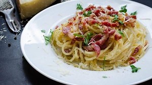 RECETTE | Jonathan Garnier vous présente sa recette savoureuse et toute simple de Pâtes carbonara, un classique de la cuisine iatlienne! 😍 La recette détaillée est ici: https://www.salutbonjour.ca/2019/07/22/pates-carbonara | Salut Bonjour