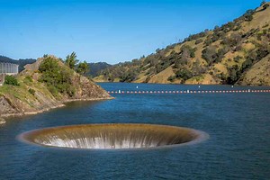 L’impressionnant (et terrifiant) système d’évacuation d'eau du lac Berryessa