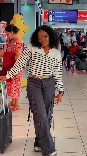 Stylish Travel Look for Airport Waiting