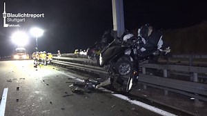 🎥 Audi Tödlicher Horrorcrash: RS6 schanzt über LKW und wickelt sich um Schilderbrücke auf der A81 bei Mundeslheim Bei einem schweren Verkehrsunfall am späten Mittwochabend kurz vor 23:00 Uhr auf der A 81 Heilbronn-Stuttgart zwischen den Anschlussstellen Mundelsheim und Pleidelsheim ist ein 68-jähriger Autofahrer ums Leben gekommen. Den polizeilichen Ermittlungen zufolge war der 62-jährige Fahrer eines Sattelzuges auf dem rechten der drei Fahrstreifen in Richtung Stuttgart unterwegs. Vom Parkpla