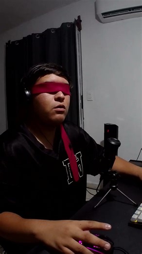 😱Trying to beat Minecraft without looking 😱 #minecraft #humor