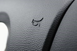 Hupen erlaubt? Regeln innerorts und außerorts - Bußgeld 2026