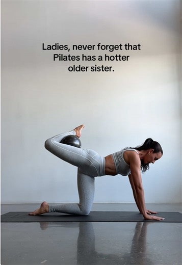 Her name is Barre 💕 This style of workout is what launched my entire platform. Barre is a hybrid workout that combines elements of Pilates, strength and exercises at the ballet barre. It’s strong. It’s sweaty. It builds muscle. And once you feel it… you won’t go back. Comment “SCULPT” to come train with me 💖 #barre #pilates #pilatesinstructor #pilateslover #matpilates