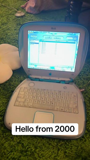 Explore the iBook G3 Clamshell From the 2000s