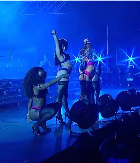 Addison Rae's Iconic Dance Performance in the Rain at Lollapalooza