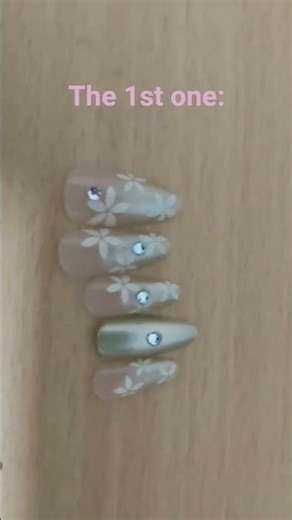 which one is more prettier guysssss help meeeeeeeee😭😭