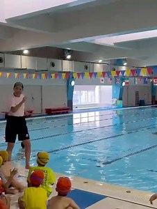 アリススポーツクラブ on Instagram: "こんにちは！アリススポーツクラブでございます！ 本日は1週間実施いたしました着衣水泳の様子をお届けいたします‼️ 夏になり、海や川へ遊びに行かれる方が増える中、服を着たまま誤って水に落ちてしまう方がいらっしゃるかもしれません。 そのような場合に、水に落ちてしまったお友達がいたらどうするべきか、ご自身が落ちてしまった場合はどうするべきか、洋服を着たまま水に濡れるとどうなるのかを子供達にお伝えいたしました😆 コーチ達によるご説明、実演はいかがでしたでしょうか。 牧島コーチによる実演をぜひご覧ください‼️ 皆様、しっかりと耳を傾けて聞けていたと思います😊 #アリススポーツクラブ #アリス #中野区#スポーツクラブ #ジム #筋トレ #ボディメイク #スタジオレッスン#レズミルズ #プール #スイミング #スイミングスクール#パーソナルトレーニング #新井薬師前 #哲学堂公園 #健康 #サウナ #ダンス #avex #24時間営業"