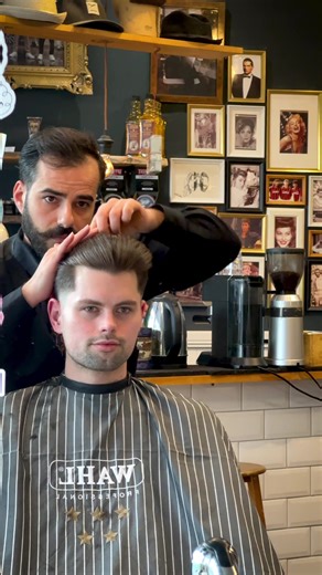 Low Fade Slick Back – klassischer, frischer Herrenhaarschnitt