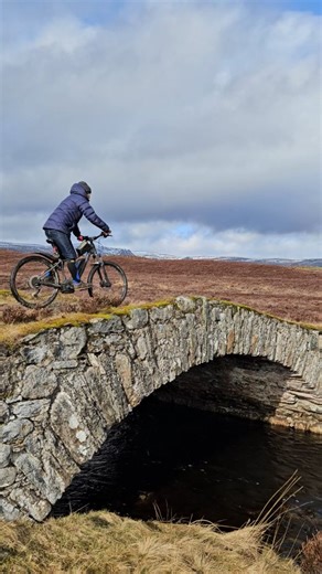 This is a great loop to do straight from the door in Newtonmore. We got a comedy soaking the first ten minutes out, but then the sun came out and it was sooo beautiful for the rest of the ride!🌈 The feed bucket that Rod upcycled and put on the front of one of the bikes for Jammy to ride in (big success but she didn't come today as it was a bit wet) rattled away so loudly that we half expected a flick of sheep to chase us 🤣🐏 This is just one of the rides that we shared on Komoot so that you ca