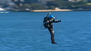 Vidéo. Un Australien vole au-dessus de l'Opéra de Sydney en jetpack