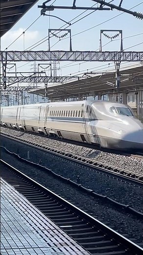 N700A 東海道新幹線 のぞみ 東京行き列車の通過の様子です。JR東海 米原駅 SHINKANSEN