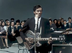 🔴 Roll over Beethoven, canción de "Chuck Berry" de 1956 que traducida sería algo así como "Revuelcate Beethoven" haciendo referencia a la expresión "roll over in their grave" o "revolcarse en su tumba", fue uno de los grandes éxitos de este pionero del rock and roll. A través de su letra, la canción hace referencia a que ésta sería la reacción de Beethoven ante la nueva era musical liderada por Berry en los años 50, además en ella se busca que el rock and roll y el rhythm and blues reemplacen l