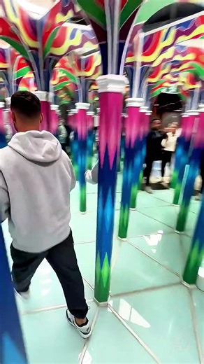 Experience the Speed Round Mirror Maze at MetaArtWorld