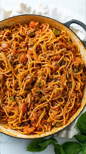 This one-pot spaghetti is the weeknight dinner cheat code 🤯🍝 No giant pot of boiling water. No draining. No extra pans. You cook the meat, pour in broth, and the dry spaghetti cooks right in the sauce so it turns into this thick, clingy, restaurant-style meat sauce. And the part everyone argues about until they try it: a little cream cheese at the end. It melts in and makes the sauce taste like you’ve been simmering it all day. ✅ Easy pasta recipe ✅ One-pot pasta = minimal cleanup ✅ Quick dinn