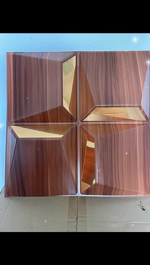 Design moderne : chaque modèle combine un effet bois raffiné avec des inserts métallisés dorés qui apportent une touche luxueuse. Les éléments dorés miroir offrent un jeu de lumière élégant et rendent la décoration unique. - Résistant et durable - Résistant à l'humidité, aux chocs - nettoyage facile Idéal pour sublimer : salons, chambres, bureaux ou espaces commerciaux. Dimensions : 50 x 50 cm Contact: 0140585421 | DeCobat Serv.