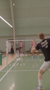 Doubles - Multi Backcourt Offense Exercise from #YonexPeterGadeAcademy 🏸 12-18 shuttles ✅ 3 different footwork-movements - adjusting towards the feeding. 1) Midcourt Block 2) Breaking flat lifts 3) Normal 1 or 2 leg jump with or without rotation. Feeding can be random or same order to make it more simple. Primary focus on rythm and timing in footwork, max push in legs. Secondary focus on placement/ quality of shots. Go learn more from exercises like this one, on my new online universe www.peter
