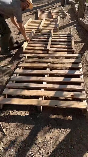 DIY Fence Made from Free Pallets - Creative Pallet Fence Ideas