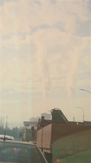 Стоп за Усје on Instagram: "НЕ ДИШИ ДЛАБОКО ‼️ Воздухот што го дишеме е отров. Секој длабок здив значи повеќе честички во нашите бели дробови, повеќе ризик по здравјето, повеќе молк од одговорните. Ова не е магла. Ова е загадување. И не е нормално. 📍 ЗАТОА ШТО ВОЗДУХОТ НЕМА ДА СЕ ИСЧИСТИ САМ! Време е да излеземе и да кажеме СТОП. ✊ Придружи се на протестот и побарај чист воздух – за нас, за децата, за иднината."