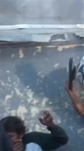 INFORMASI KEJADIAN SEMARANG on Instagram: "Info wong nyosorrrr lurr Berawal meminta-minta di pasar peterongan belakang, lalu ketika meminta kepada mbak-mbak, tiba2 nyosor ngambung lur, langsung dihajar masa lur. Mangkane nek ndue cucuk di jogo, iso angger nyosor. . Selalu berhati hati dan waspada lur"