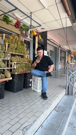 Cepat mari tolong pegang kaki saya 😱😂😆🙏 快点过来帮我，按着我的脚 😱😂😆🙏 #DurianSeremban #KedaiBuahSeremban #FourSeasonsSpringFruitShop #四季春水果店 | Four Seasons Spring Fruit Shop 【 四季春水果店 】