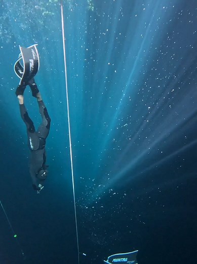 Hands free equalization technique, also called VTO (voluntary tube opening) or BTV (béance tubaire volontaire), is not a necessary technique to master to become a good freediver but can come in handy in different situations like sprinting down to catch up with your student 😄 🧜🏻‍♀️ @sabsschmid 🎥 @salchiontherocks #freedivng #handsfree #apnea #sprint #fridykning #reels #fyp #playadelcarmen #mexico #teaching #fins
