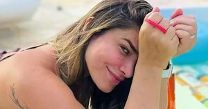 De biquíni fio-dental, Priscila Fantin dá close no corpo e impressiona a web