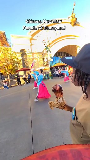 Do you love these parades at Disneyland? Aiden loves them 🥰 I have a blog post with 9 Expert Tips For Experiencing Disneyland California With Kids & Disney California Adventure, here’s the link https://themomtrotter.com/disneyland-california-with-kids/ #themomtrottertravel #disneylife #disneylandcalifornia #disneylandpark | The MOM Trotter